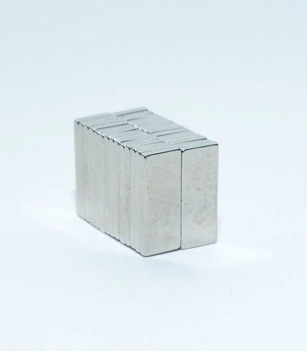 20mm x 8mm x 2mm Dikdörtgen N35 Neodyum Mıknatıs