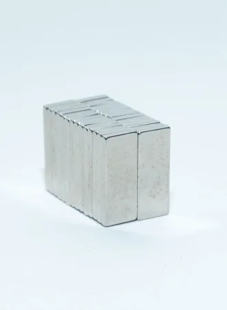 20mm x 8mm x 2mm Dikdörtgen N35 Neodyum Mıknatıs